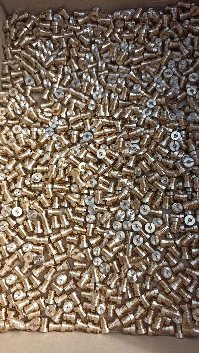 Obrobky — drobné soustružené díly, detail