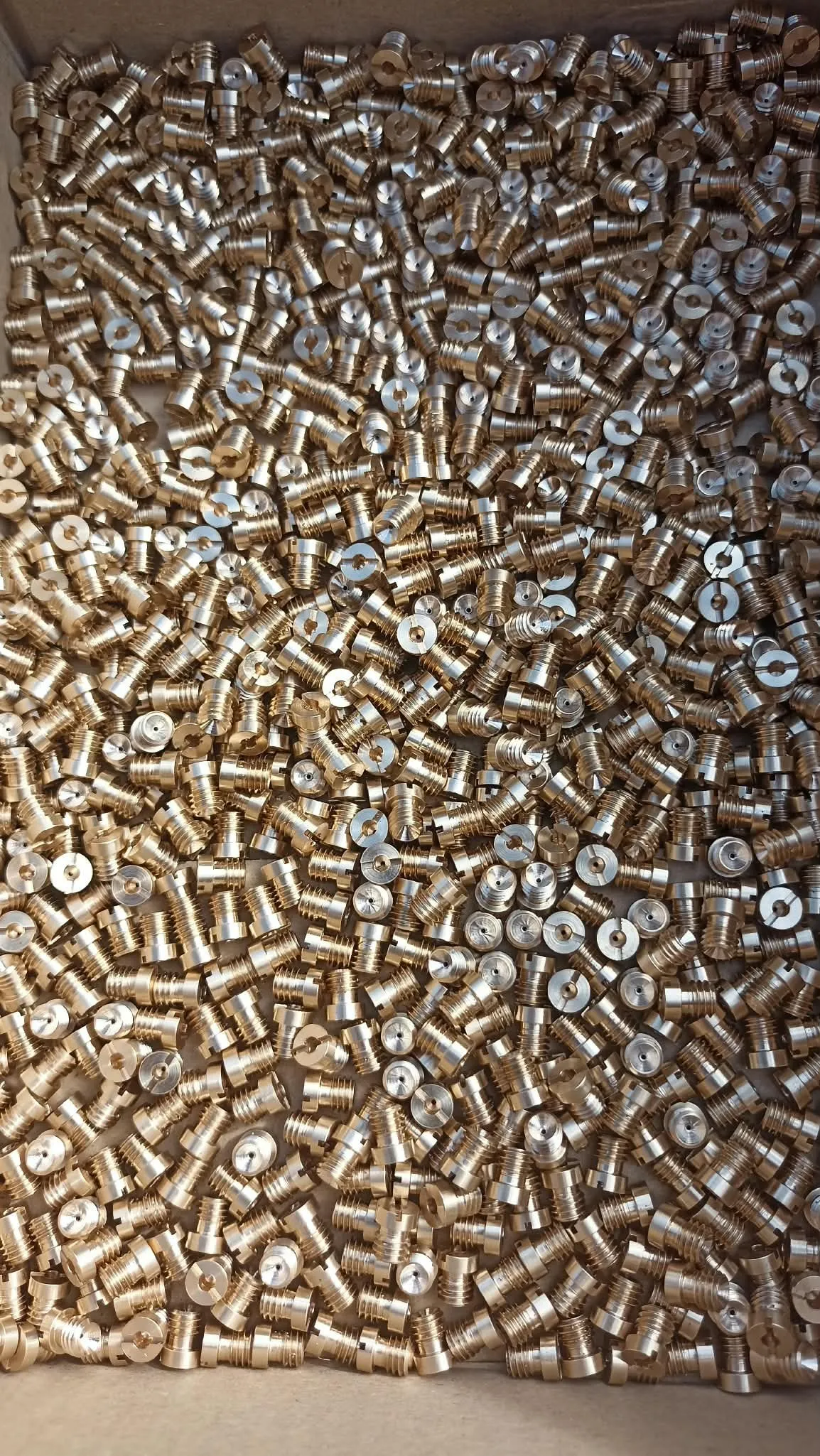 Obrobky — drobné soustružené díly, detail